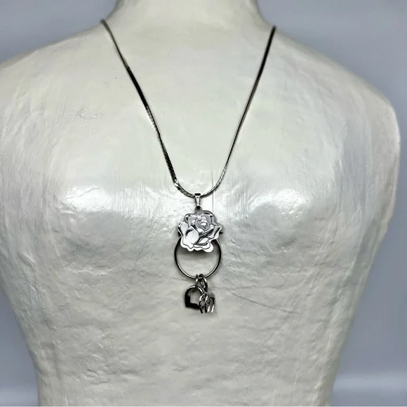 158. 925 Sterling signed Beau charm pendant necklace on Italy Sterling chain. - Picture 4 of 12